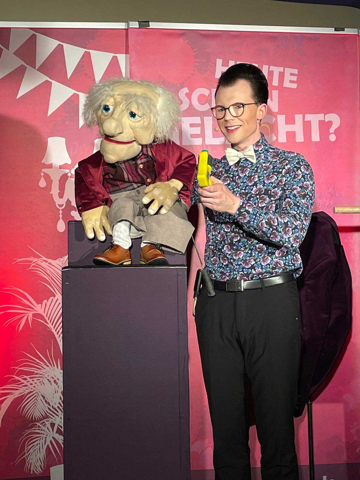 Roy Reinker mit Puppe